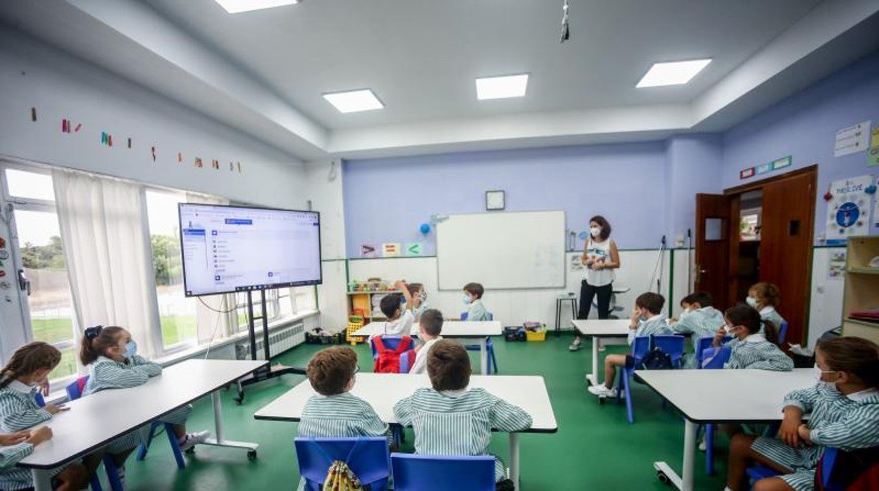 Alumnos de un colegio en clase con su mascarilla