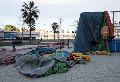 Imagen del castillo hinchable que fue levantado del suelo por una fuerte racha de viento causando un grave accidente en Mislata (Valencia)