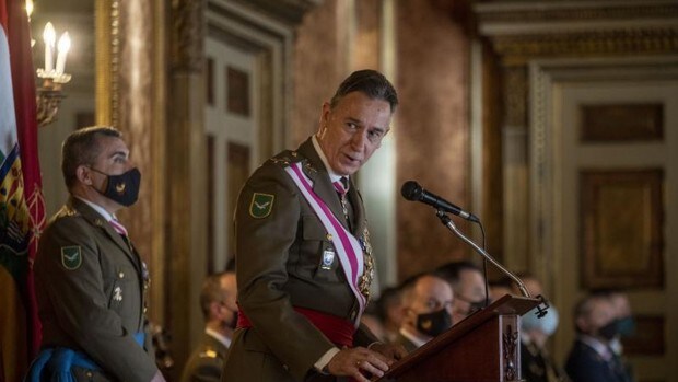 El Ejército condecora al fiscal jefe de Cataluña por su «conducta intachable»