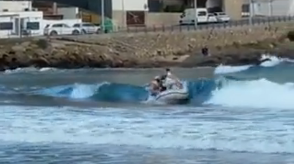 Imagen del momento en el que vuelca la lancha de los Reyes Magos en Oropesa