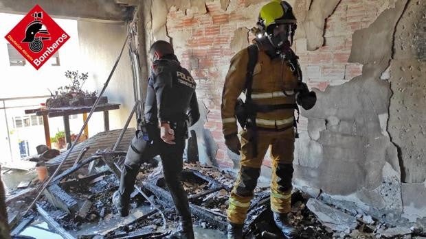 Rescatan por el balcón a una mujer en silla de ruedas del incendio en su vivienda de Torrevieja