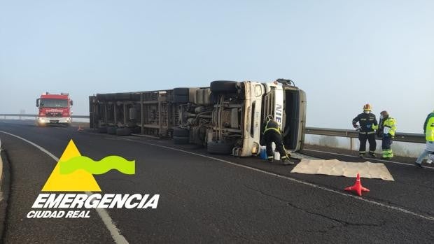 Vuelca un camionero en Puertollano, en la salida de la A-41 hacia Argamasilla