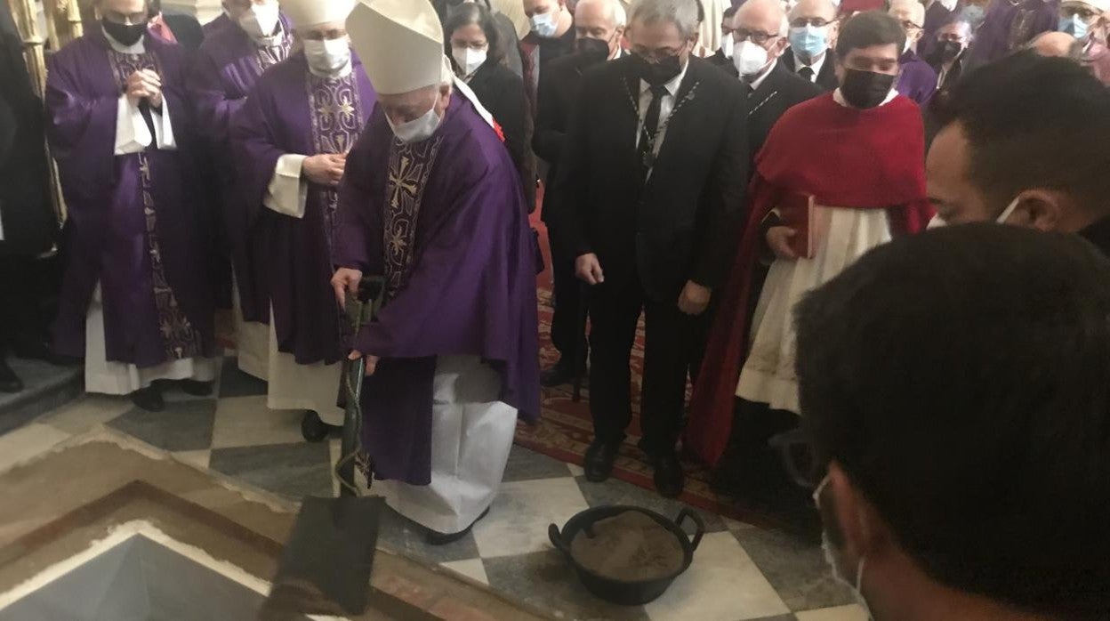 La fosa de monseñor Francisco Álvarez ante la capilla de la Descensión de la Virgen