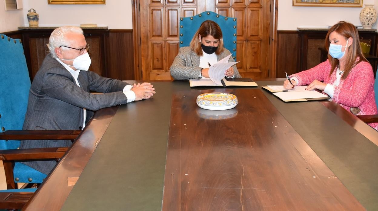 Momento de la firma del acuredo entre el ayuntamiento y la UNED