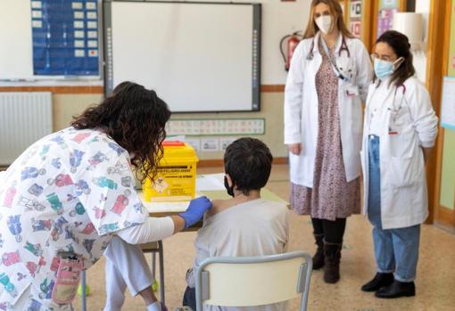 Un niño recibe la vacuna contra el coronavirus en un colegio de la Comunidad Valenciana