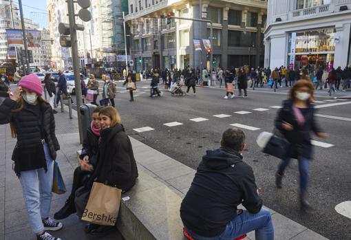 La muchedumbre de compras, este viernes, en la Gran Vía