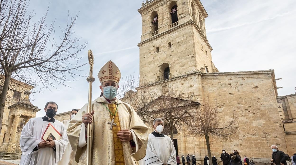 El nuevo obispo de Ciudad Rodrigo, junto a la catedral, en la que se celebró la ceremonia de toma de posesión