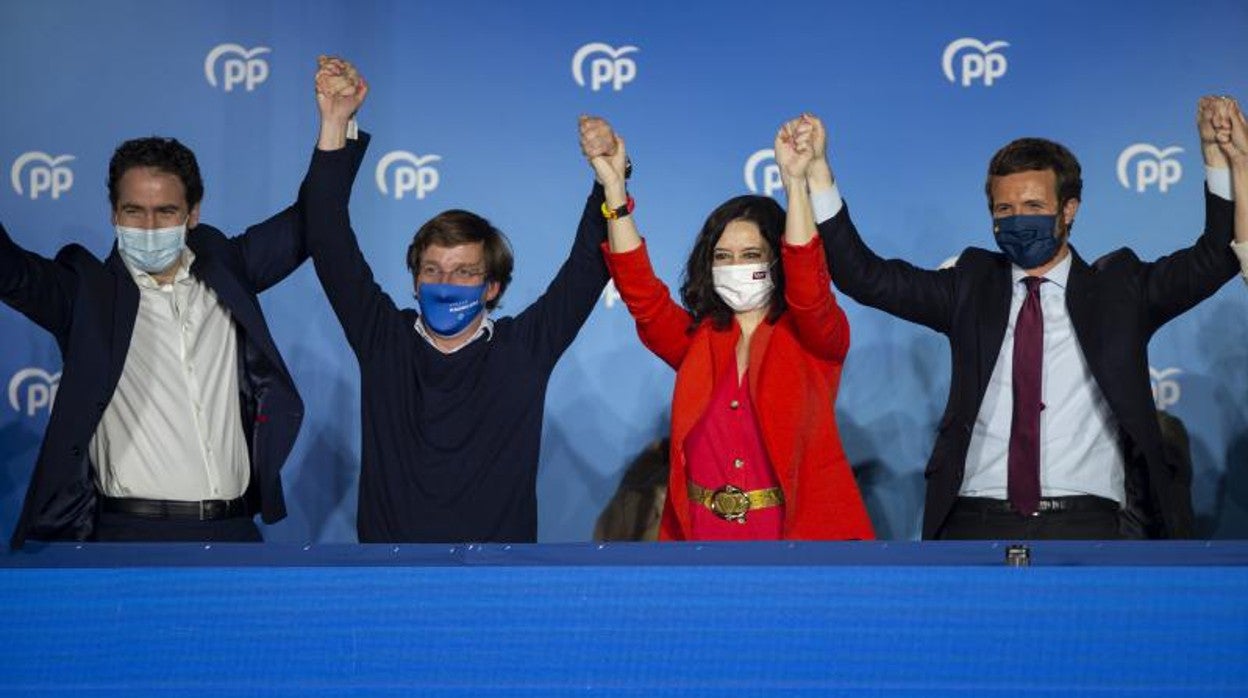 Teodoro García Egea, José Luis Martínez-Almeida, Isabel Díaz Ayuso y Pablo Casado, celebrando su triunfo electoral en la sede del PP