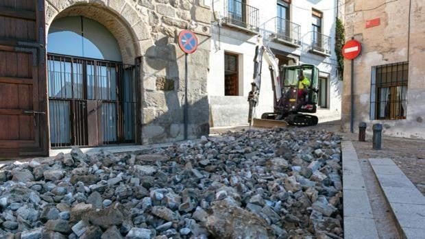 Restricciones de tráfico en la Bajada de Descalzos por las obras de la calle Reyes Católicos