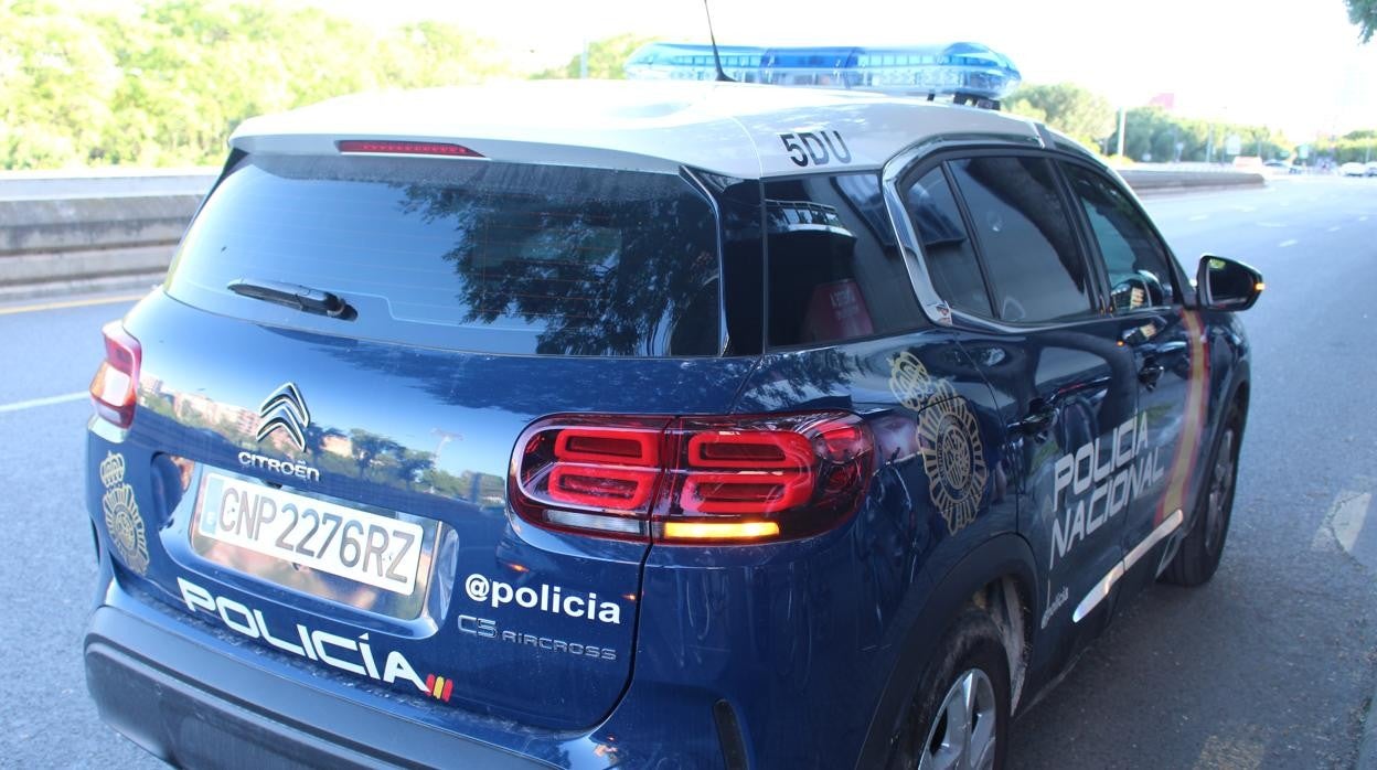 Imagen de recurso de un coche patrulla de la Policía Nacional en Valencia