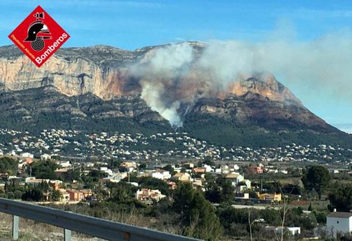 Panorámica en la que se aprecia la cercanía de las viviendas al foco del incendio