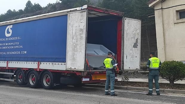 Incautada una narcolancha mientras era transportada en el interior de un camión en Lodares de Osma (Soria)