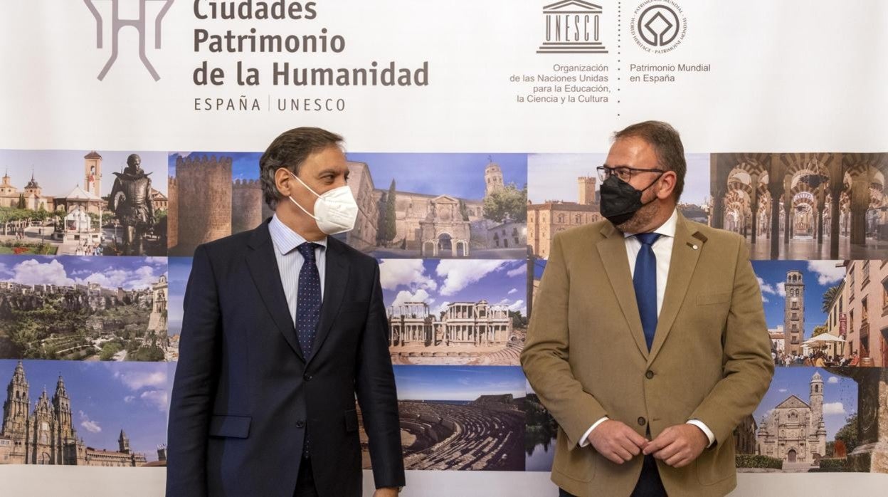 El alcalde de Salamanca, Carlos García Carbayo, recoge el testigo de manos de su homólogo emeritense, Antonio Rodríguez Osuna, en la Presidencia del Grupo de Ciudades Patrimonio de la Humanidad