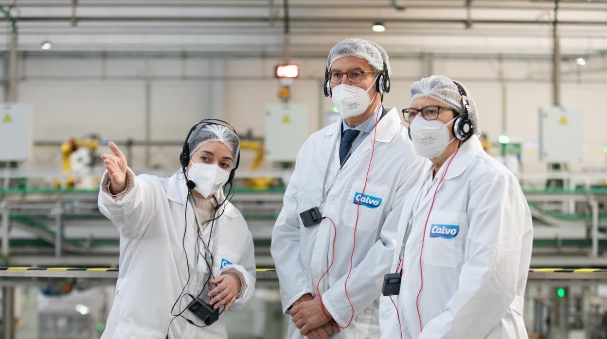 Feijóo, durante la visita a la planta de envasado del Grupo Calvo, en Carballo