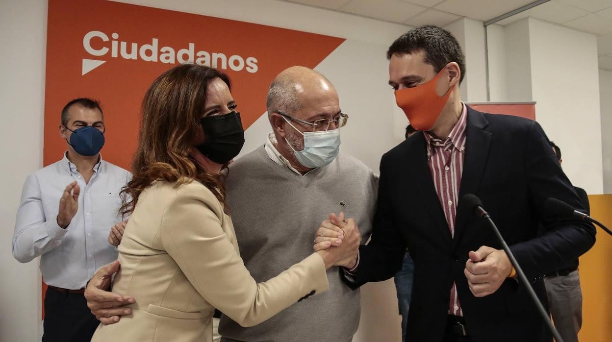 El candidato a la presidencia de la Junta, Francisco Igea, y lel número 1 y 2 de la lista de Ciudadanos en León, Ana Carlota Amigo y Francisco Javier Panizo