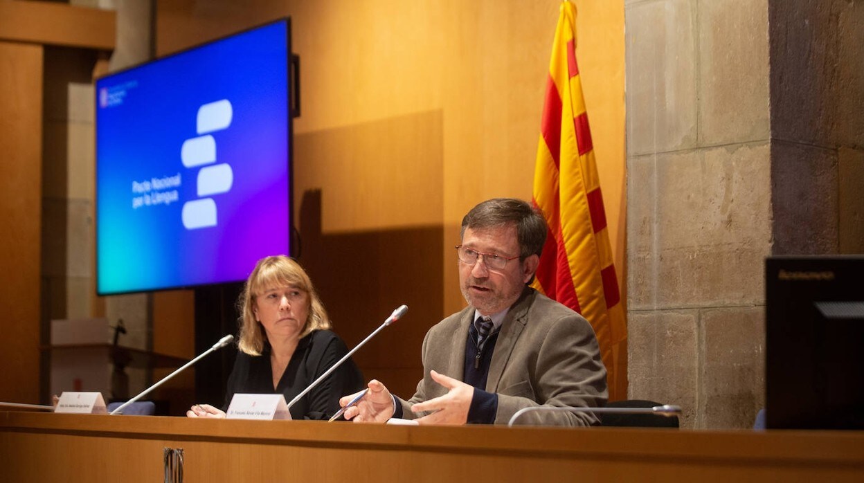 La consejera de cultura de la Generalitat, Natàlia Garriga, y el secretario de Política Lingüística, Francesc Xavier Vila, durante la rueda de prensa