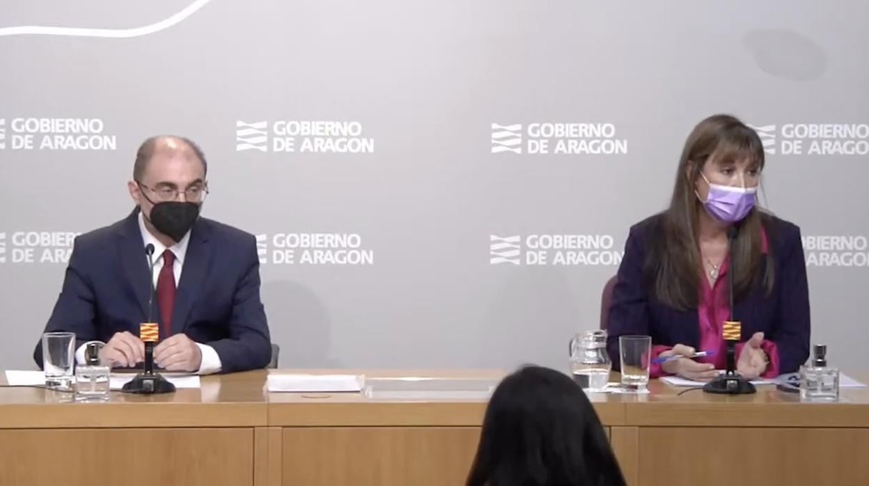 El presidente de Aragón, Javier Lambán, junto a su consejera de Sanidad, la también socialista Sira Repollés. El PSOE gobierna en coalición con Podemos, los soberanistas de la Chunta y el PAR