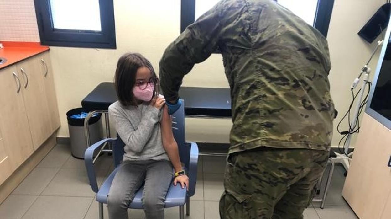 Un militar vacuna a una pequeña en el centro de salud de Buenavista este sábado en Toledo