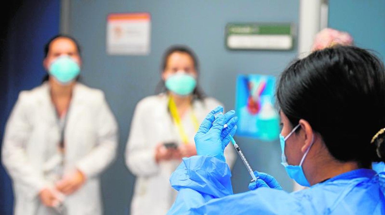 Enfermera prepara una vacuna en el hospital de Sant Pau