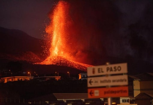 Cono volcánico y jet de lava desde El Paso