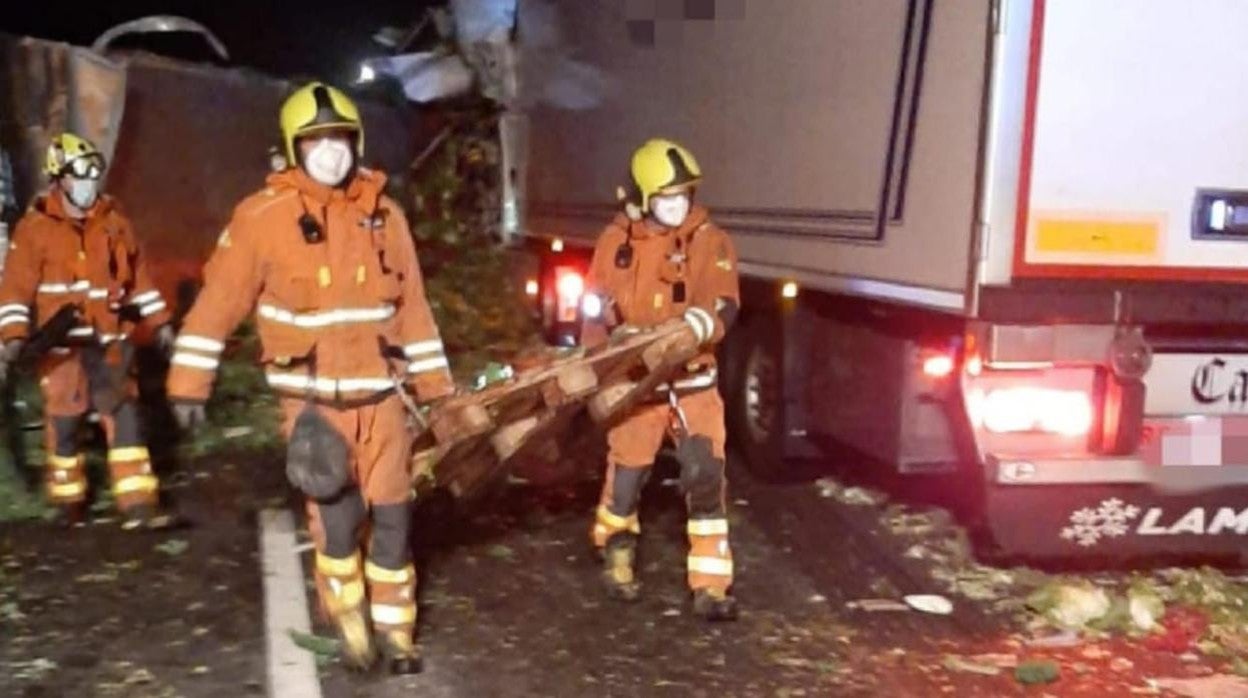 Imagen de los bomberos desplazados a la AP-7 a su paso por Sagunto (Valencia) donde se ha producido un accidente entre dos camiones