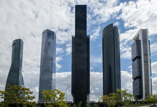 IE Tower, en el centro, el campus vertical de IE University