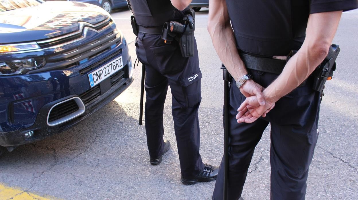 Imagen de recurso de dos agentes de la Policía Nacional en Valencia