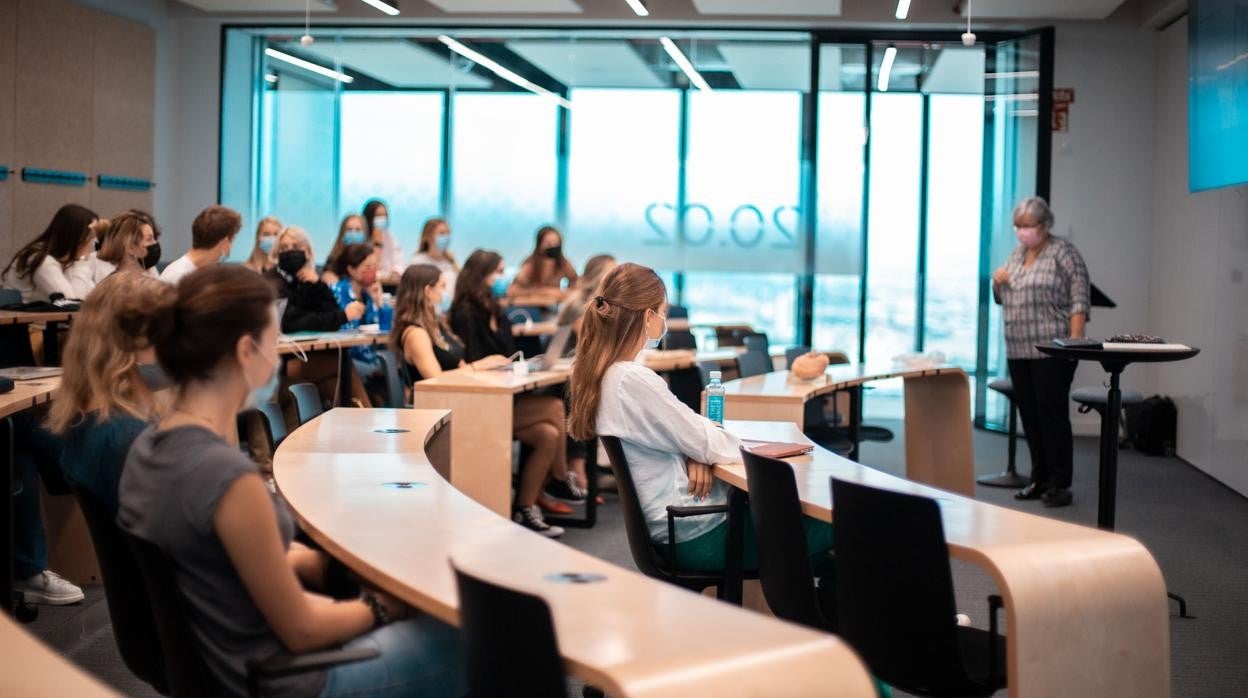 Jóvenes universitarios en una de las aulas de IE Tower