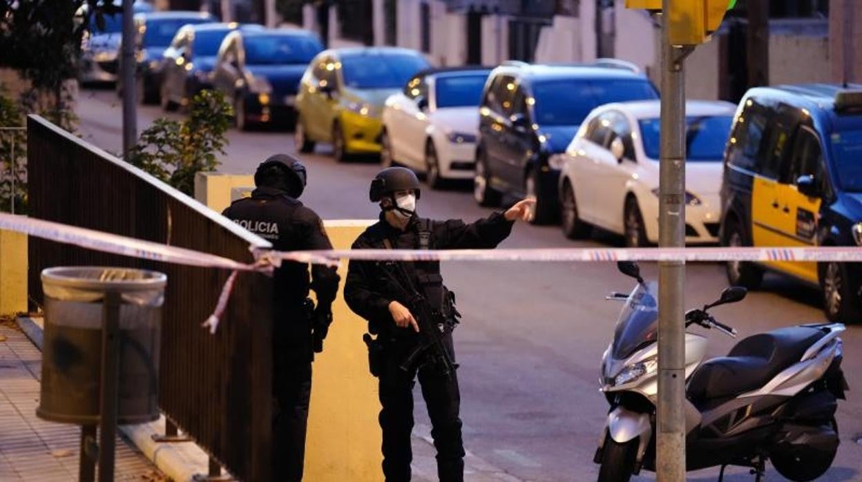 Integrantes de los Mossos d'Esquadra durante el operativo para detener al hombre atrincherado en Barcelona /