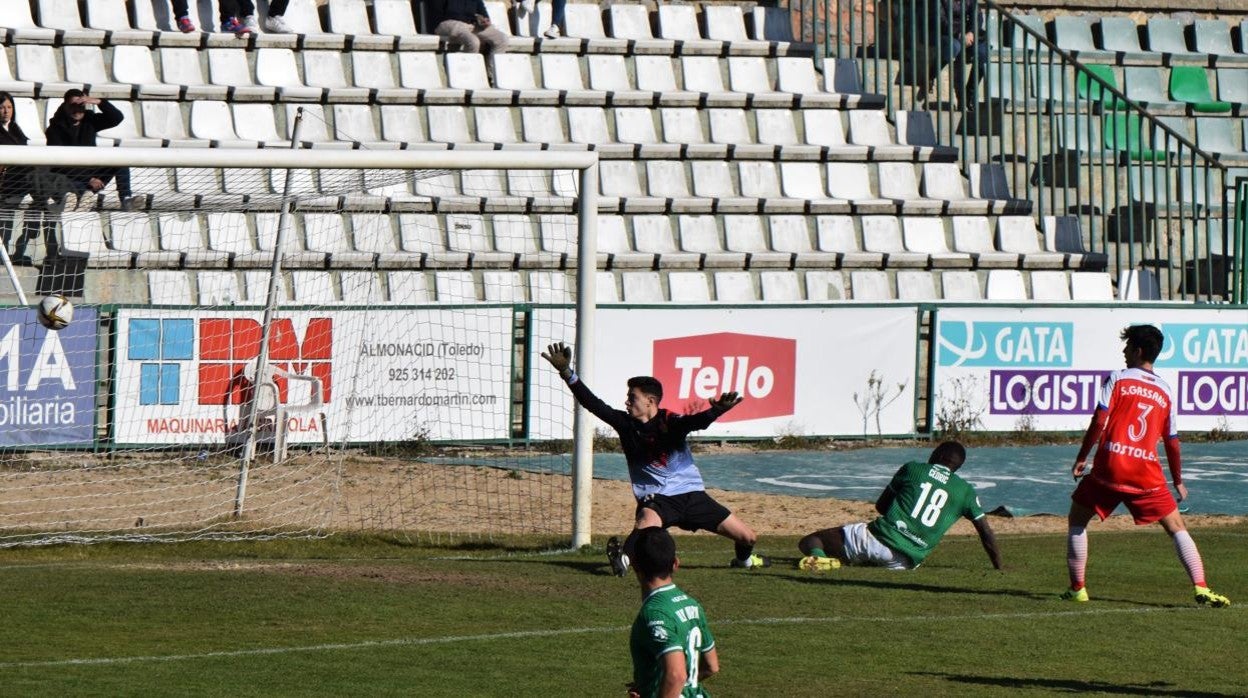 Momento en el que Iván Cedric anota el primer gol del Toledo