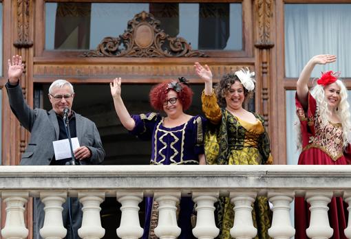 Imagen de archivo del alcalde de Valencia, Joan Ribó, junto a las Magas Republicanas