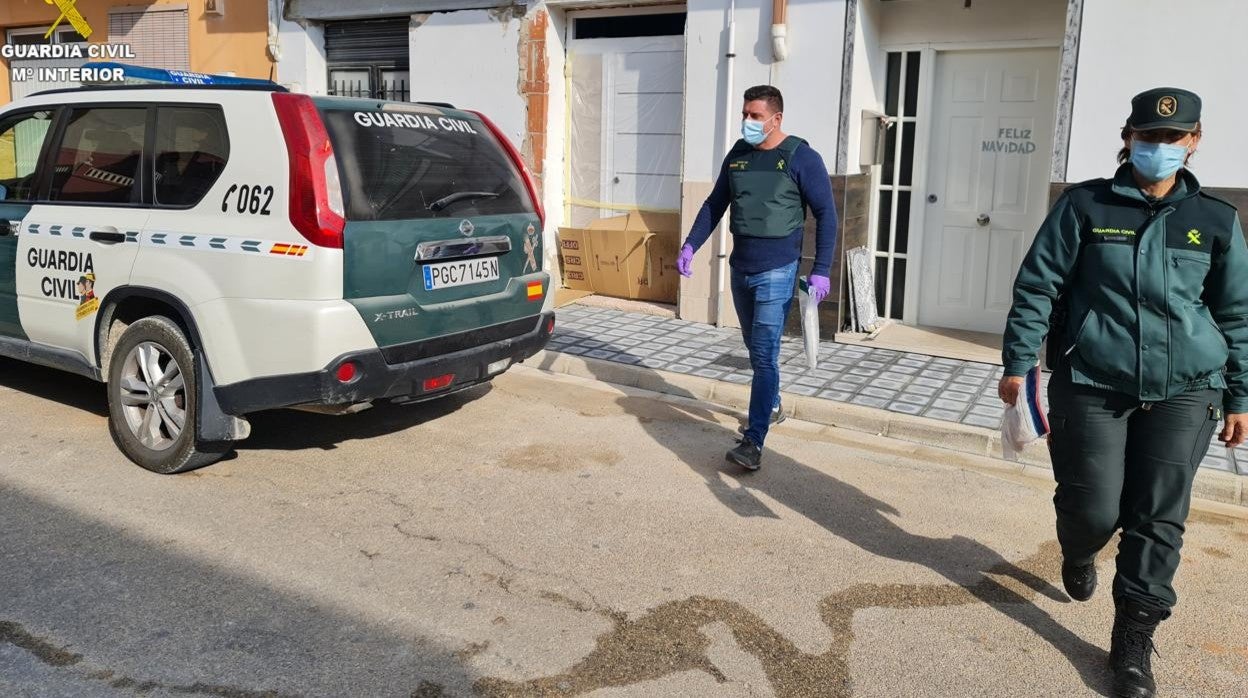 Imagen de los agentes de la Guardia Civil tras detener a una mujer en Benigànim (Valencia) por robar 2.500 euros en joyas