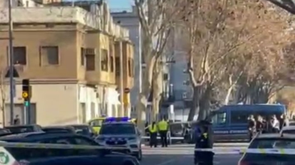 Dispositivo policial en el barrio de San Martín (Barcelona), ayer, para detener al atacante