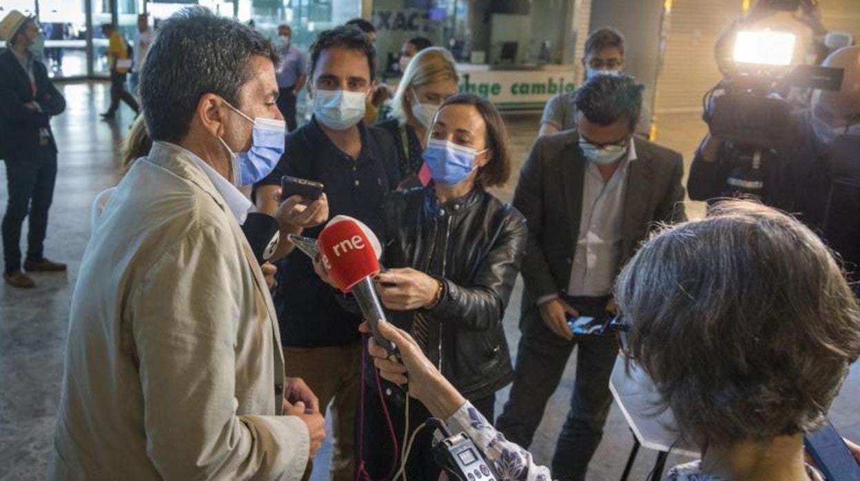 Carlos Mazón atiende a los medios de comunicación en el Aeropuerto de Alicante-Elche