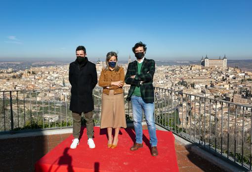 Los cocineros toledanos con Milagros Tolón en la terraza del Parador de Toledo