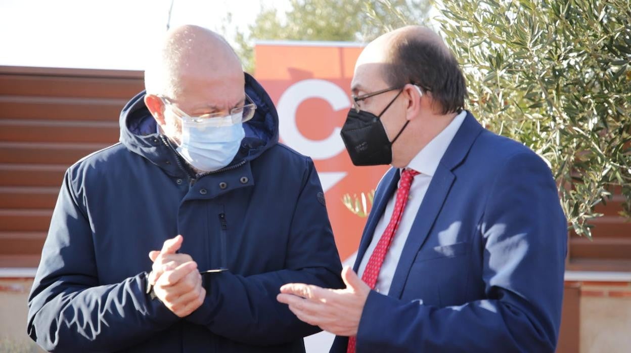 El candidato a la Presidencia de la Junta de Castilla y León, Francisco Igea, y el candidato de Ciudadanos por la provincia de Zamora, Alfonso Joaquín Martín,