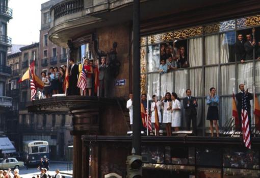 Gente subida a las marquesinas para ver a los astronautas