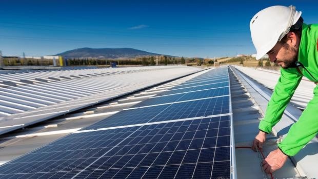 Feníe Energía compra con ID Energy Group 11 parques fotovoltaicos en Albacete y Ciudad Real