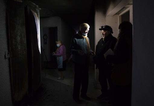 Los vecinos, que en su mayoría son ancianos, llevan a oscuras dos semanas y se quejan del sentimiento de abandono