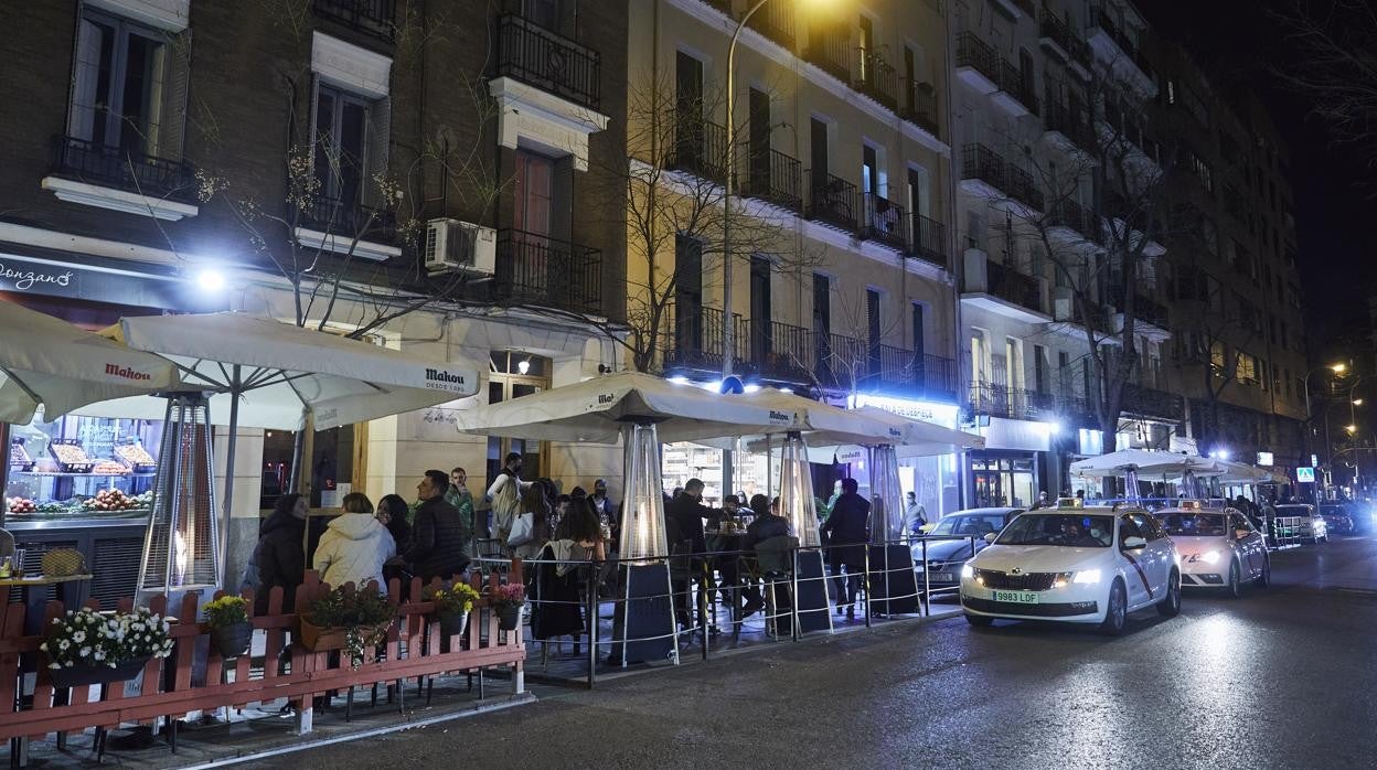 Las terrazas Covid desplegadas en las bandas de aparcamiento de la calle de Ponzano