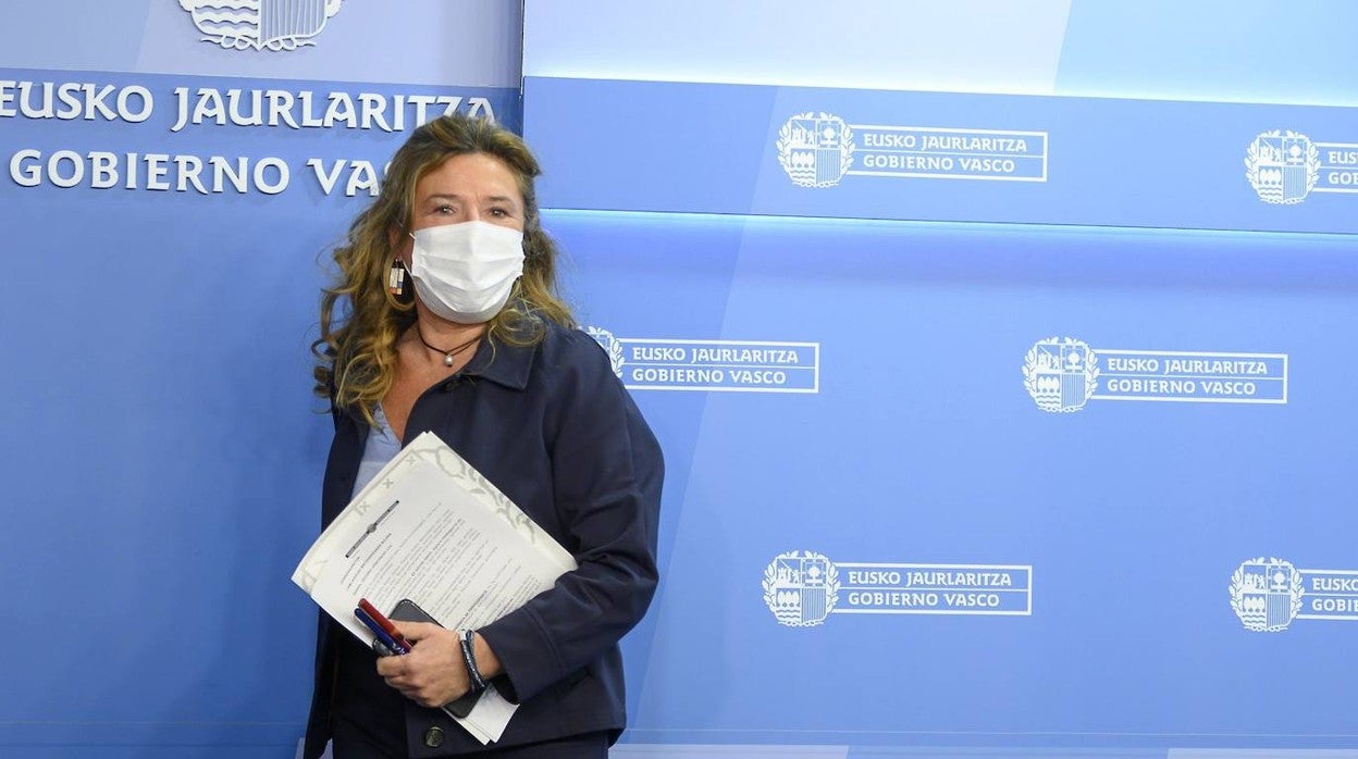 La consejera vasca de Sanidad, Gotzone Sagardui, entrando a la rueda de prensa