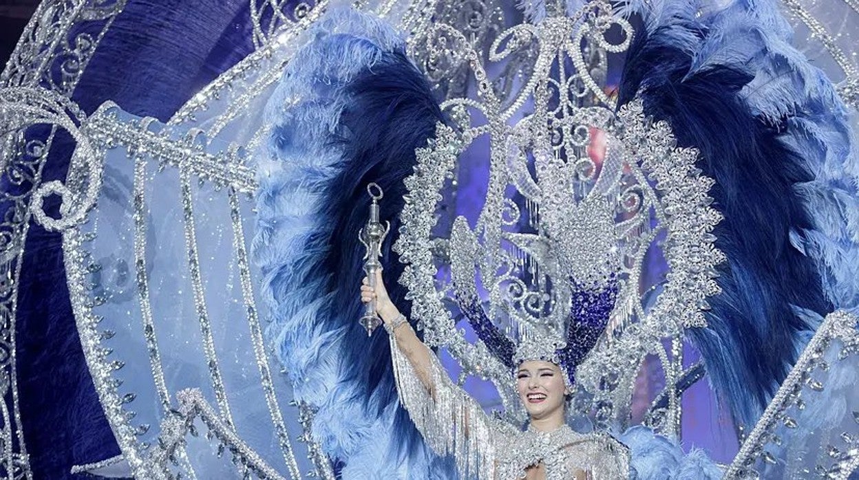 La Reina del Carnaval de Santa Cruz de Tenerife recibe su cetro