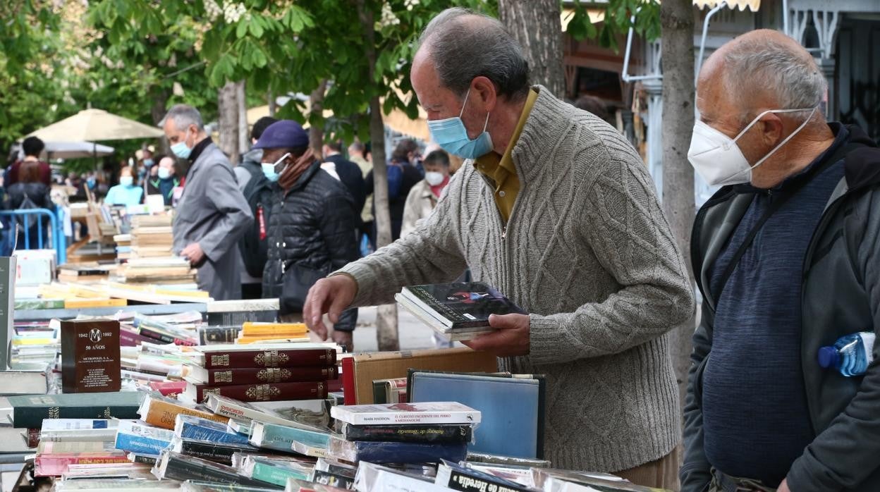 La hilera de puestos de los libreros de la Cuesta de Moyano, en abril de 2020