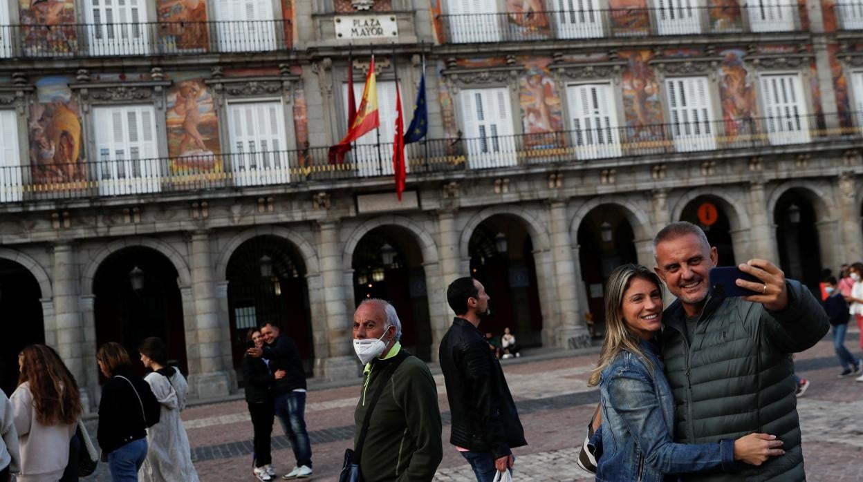 Gente paseando y haciendo fotos en la plaza Mayor