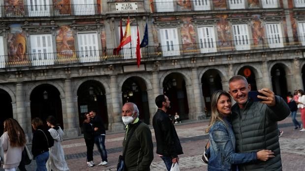 El Ayuntamiento diseñará una hoja de ruta para mejorar el estado de conservación de la plaza Mayor