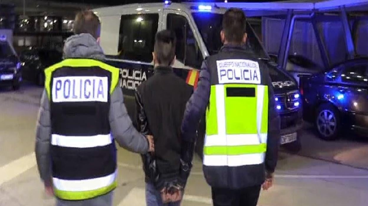 La Policía Nacional conduce a Julián Ovejero tras su detención