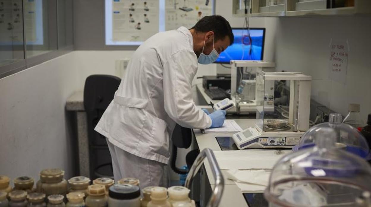 Análisis de muestras de aguas residuales en el laboratorio de Majadahonda del Canal de Isabel II