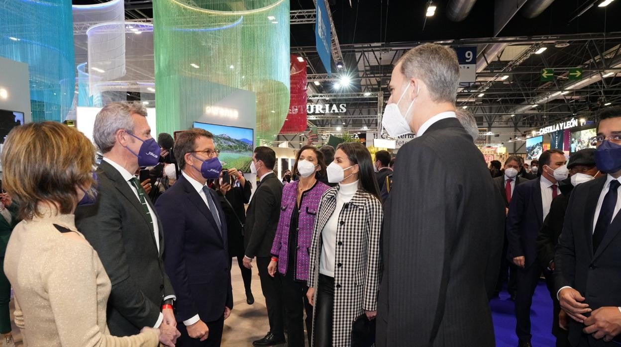 Los Reyes con Alberto Núñez Feijóo y Alfonso Rueda en Fitur, ayer