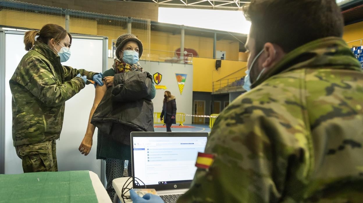 Efectivos del Ejército de Tierra, del Regimiento de Ingenieros de Salamanca en la vacunación contra el covid-19 llevada a cabo en el Pabellón Municipal de Deportes de Guijuelo.