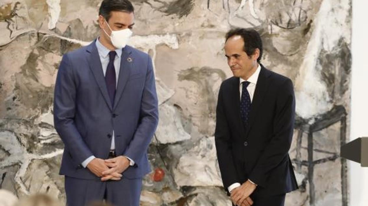 El presidente del Gobierno Pedro Sánchez junto al secretario de Estado de Comunicación Francesc Vallés Vives